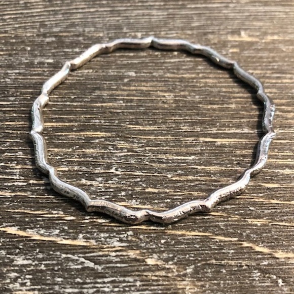 Sophia & Chloe Silver Kiss Bangle | Size Small - Picture 1 of 4